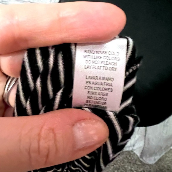 Heart and Hips crop fitted top - Picture 2 of 5